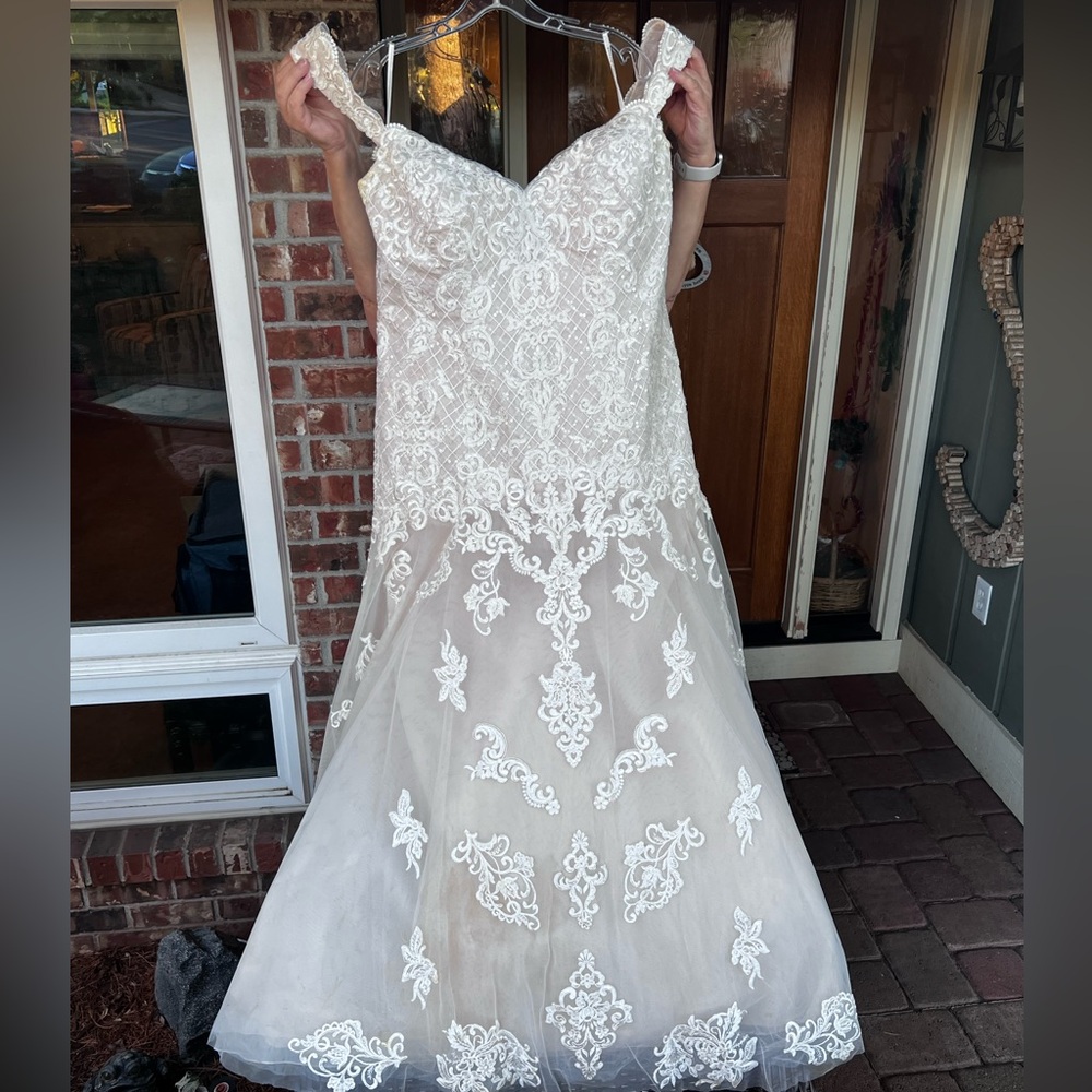 Essence of Australia Wedding Dress (D2352)